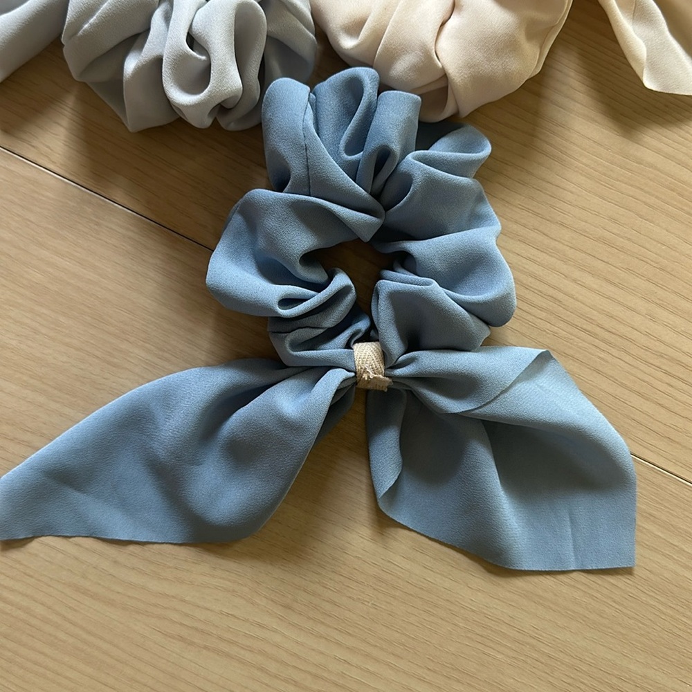 Express Bow Scrunchie Set - Picture 4 of 9
